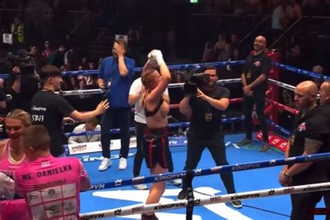 boxing girl flashes crowd after win|Kingpyn Boxing results: Daniella Hemsley flashes audience after。